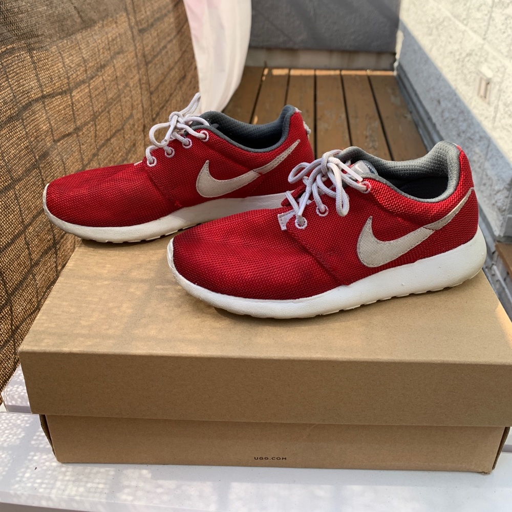 red nike roshe